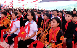 Học sinh Mẫu Sơn diện trang phục Tày, Nùng, Dao trong lễ khai giảng ở ngôi trường mới
