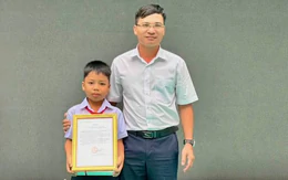 Trả lại túi đánh rơi, học sinh lớp 4 được khen thưởng ngay lễ khai giảng