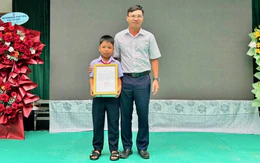 Trả lại túi đánh rơi, học sinh lớp 4 được khen thưởng ngay lễ khai giảng