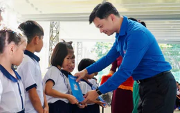 Trung ương Đoàn tặng phòng máy tính và học bổng cho học sinh biên giới Đồng Tháp
