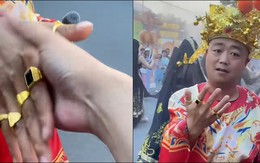 'Hoàng thượng' chắp tay xin lại nhẫn sau cú bắt tay chào du khách