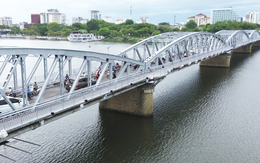 Cận cảnh cầu Trường Tiền bắc qua sông Hương ở TP Huế sau sửa chữa 