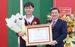 Nam sinh Đà Lạt Đặng Huy Hậu nhận Huân chương Lao động hạng ba