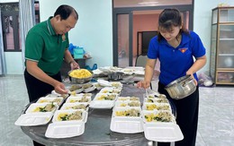 Trao suất ăn yêu thương cho bệnh nhân, hỗ trợ bà con khám sức khỏe