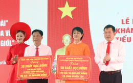 Ông Đinh Văn Nơi tặng 50 triệu đồng và 2.000 quyển tập cho học sinh khó khăn