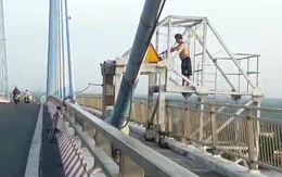 Người đàn ông leo lên hành lang cầu Mỹ Thuận 1 tập thể dục hết sức nguy hiểm