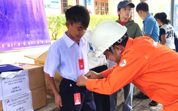143 bộ đồng phục - 143 niềm vui trước thềm năm học mới