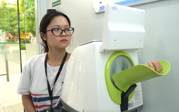 Gen Z thích thú trải nghiệm Trạm công dân số ở TP.HCM