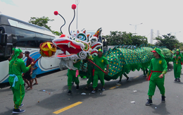 Cận cảnh Rồng Xanh dài 43m diễu hành trên đường phố Phan Thiết khai hội Nghinh Ông