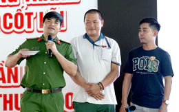 Công an TP.HCM mô phỏng cảnh ‘xào ke’ tuyên truyền phòng chống ma túy cho công nhân