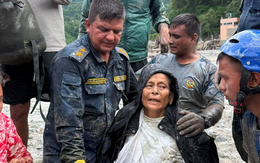Lũ quét ở Nepal: Gia đình làm lễ tang thì phát hiện cụ bà còn sống sau 10 ngày mất tích