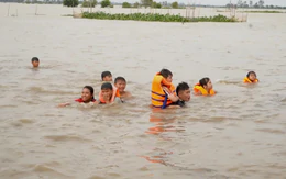 Không chỉ người dân, du khách cũng rủ nhau tắm đồng mùa nước nổi