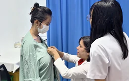 Cô gái 20 tuổi gù cả lưng vì vòng ngực quá khổ, bác sĩ phải can thiệp
