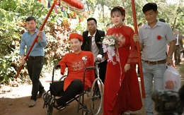 Chuyện tình yêu cổ tích có thật: Không còn đôi tay, anh vẫn nắm tay em đi hết cuộc đời