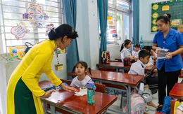 Nhiều trường dừng bán trú, phụ huynh vất vả đưa đón con ngày 4 lượt