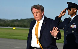 Ông Trump bất ngờ xuất hiện với màu tóc khác lạ