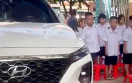 Ô tô đỗ chình ình cạnh nơi học sinh chào cờ ở Quảng Ninh, hiệu trưởng bị yêu cầu làm rõ trách nhiệm