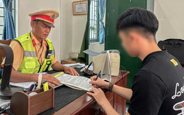 Thiếu niên nằm trên yên xe lái bằng 2 chân, đánh võng thể hiện, cha bị phạt, tịch thu xe