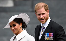 Harry - Meghan ngạc nhiên trước thư Hoàng gia Anh nói họ là 'công dân bình thường'
