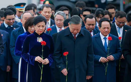 Tổng Bí thư, Chủ tịch nước Tô Lâm và Phu nhân dâng hoa tưởng nhớ Chủ tịch Hồ Chí Minh tại Nga