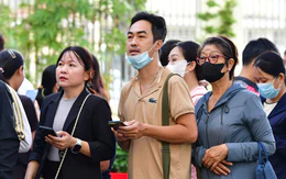 Sách giáo khoa vẫn thiếu, phụ huynh xếp hàng từ 4h sáng, chạy 7-10 nhà sách