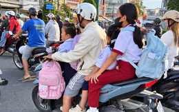 Xe máy 'tống 3, tống 4' chở trẻ đi học: 'Gọn, lẹ' nhưng hiểm họa ngay trước mắt