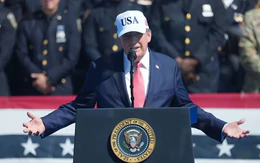 Ông Trump kể được lính cứu hỏa nhấc bổng để chạy tới nơi an toàn sau vụ khủng bố 11-9