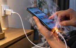 Điện thoại nổ khi sạc, thiếu niên 16 tuổi bị nát hai bàn tay