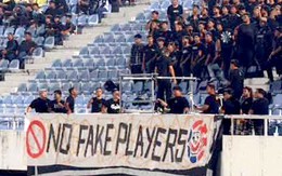 CĐV Malaysia giương khẩu hiệu: 'Đừng sử dụng cầu thủ giả mạo nữa'