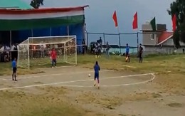 Cầu thủ chạy đà gần giữa sân rồi sút hỏng penalty