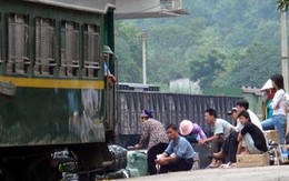 Hàng lậu xình xịch đổ về xuôi