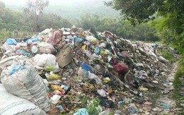 Chân núi biến thành... bãi rác
