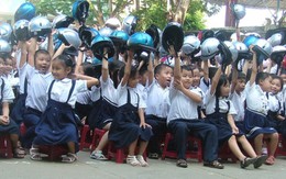 Hơn 1.400 mũ bảo hiểm cho học sinh tiểu học