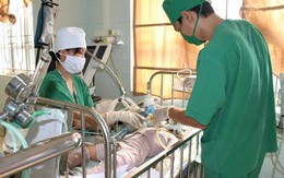 Cấp cứu bệnh nhi bỏng xăng do bố đẻ đốt