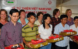 Tặng thưởng laptop cho sinh viên khiếm thị