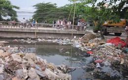 Rác thối ngập ngụa chân cầu Lộc Hà