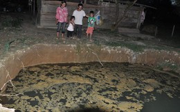 Hà Tĩnh: lở đất thành hố lớn