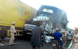 Tai nạn liên tiếp, kẹt xe hàng chục cây số trên quốc lộ 1A