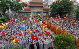 TP.HCM: Hàng ngàn người dự lễ Phật đản