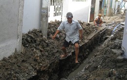 Đào đường, lấp đất ngay cửa nhà dân