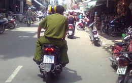 Cảnh sát ngồi xe không đội mũ bảo hiểm