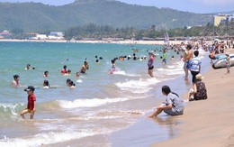 Giờ ngọ tắm biển... diệt sâu bọ, xả xui!