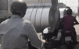 Video bạn đọc: Xe máy đẩy xích lô kềnh càng