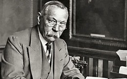 Xuất bản tiểu thuyết đầu tay của Conan Doyle