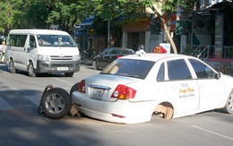 Xe taxi văng cả hai bánh