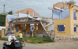 Phá dỡ công trình lồ lộ giữa phố