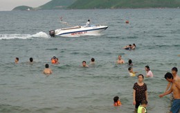Canô kéo dù gây mất an toàn ở bãi biển