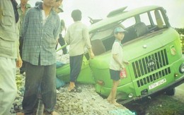 Chín đoàn tàu chậm vì... ximăng