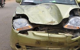 Hà Tĩnh: Taxi đâm gãy cột điện dỏm