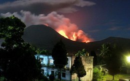 Núi lửa Lokon phun trào dữ dội